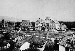 1891年 レンガ建物3棟