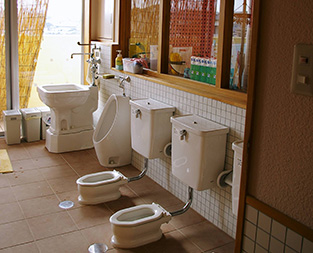 腰を屈めなくてよい汚物流し