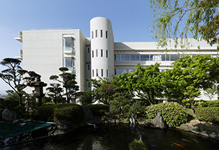 村野藤吾氏の庭を望む新校舎