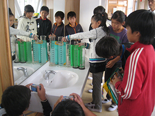 水を出しっぱなしにした場合と自動水洗の水使用量比較の様子