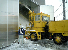 雪室への雪の投入状況